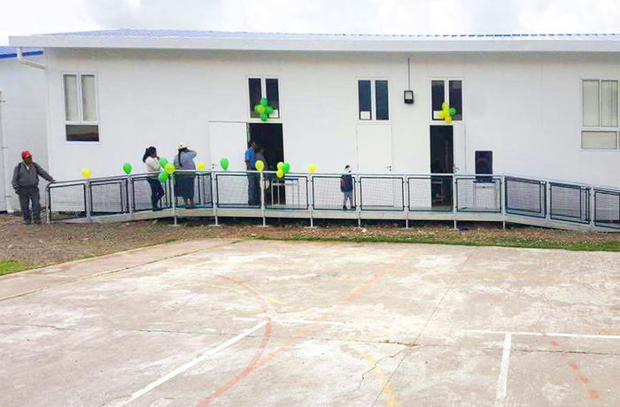 Aula multifuncional de la escuela Perú doble-C